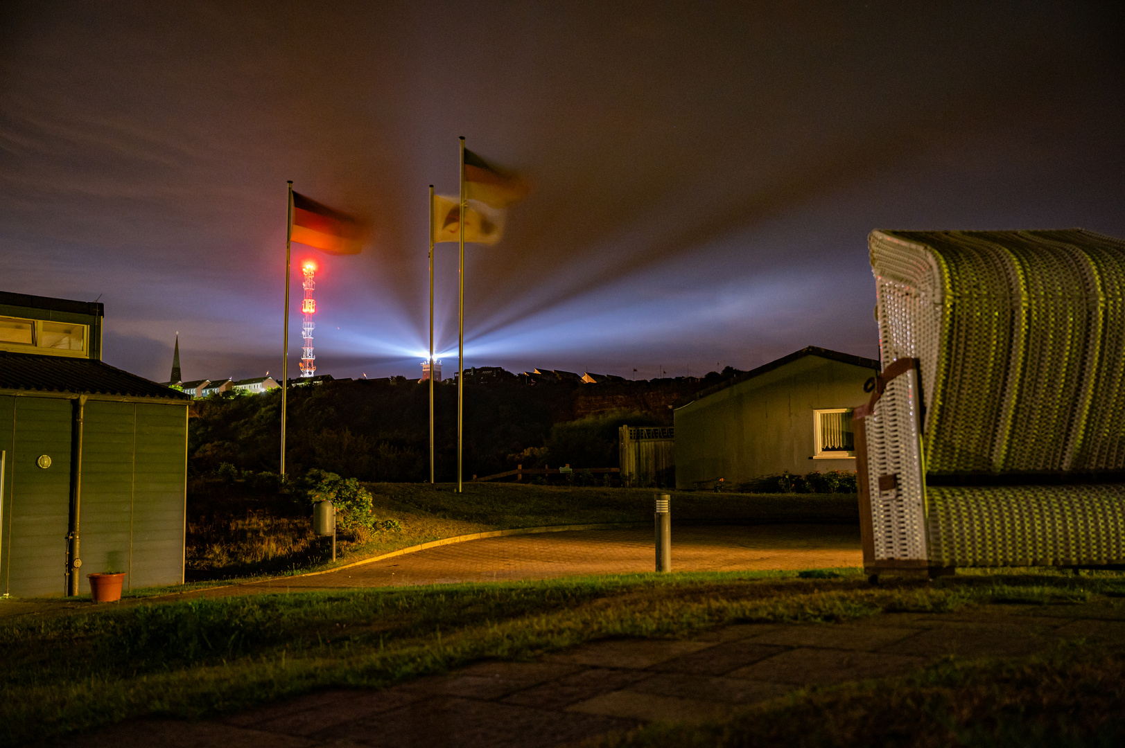 Der Leuchtturm von Helgoland gibt sein Licht