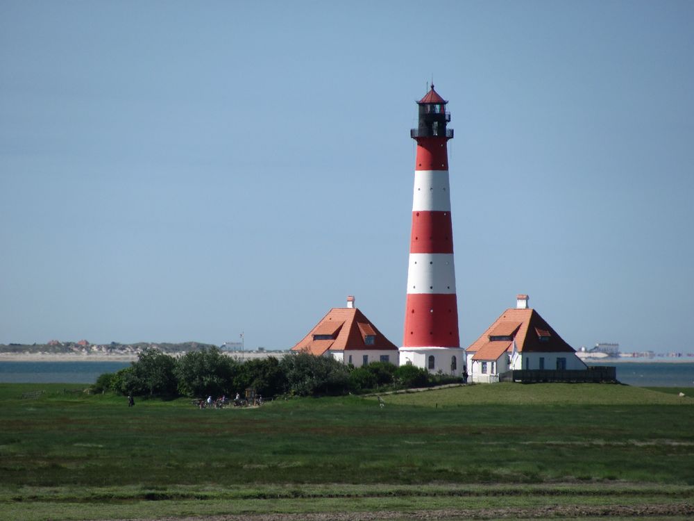 Der Leuchtturm von Westerheve in Norddeuschland by U.F.S. 