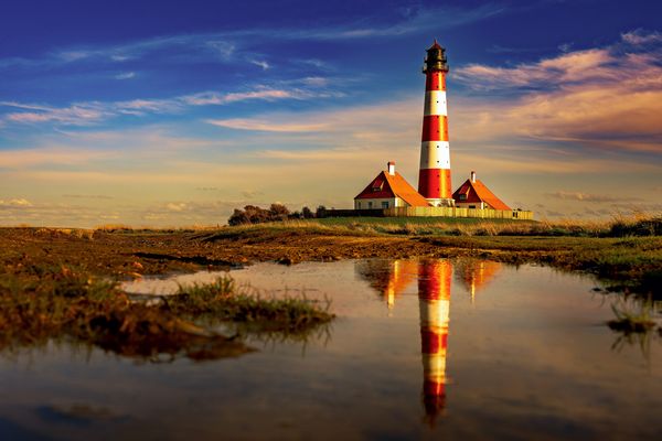 Der Leuchtturm von Westerheversand wird angestrahlt