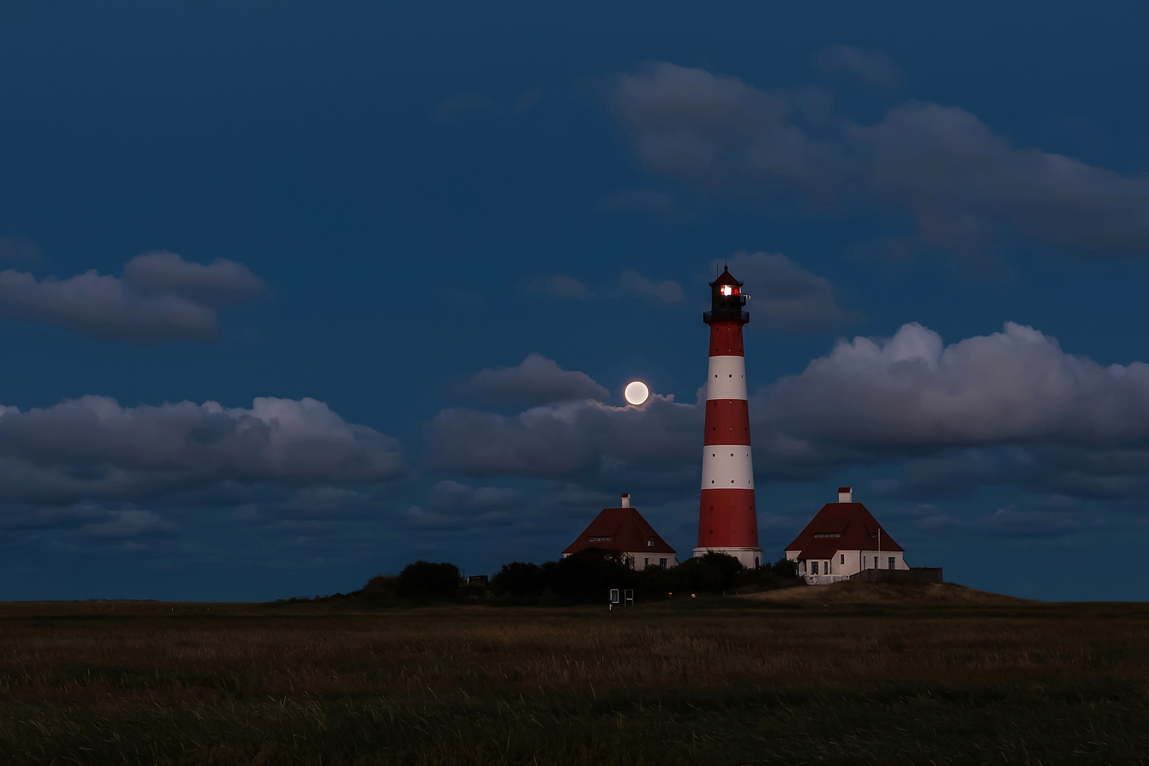 Der Leuchtturm Westerhever Sand und der Vollmond