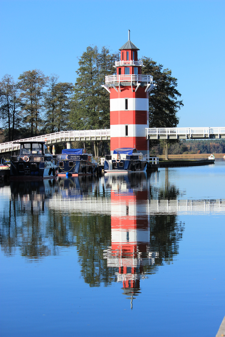 Der Leuchturm im Spiegel des Wassers