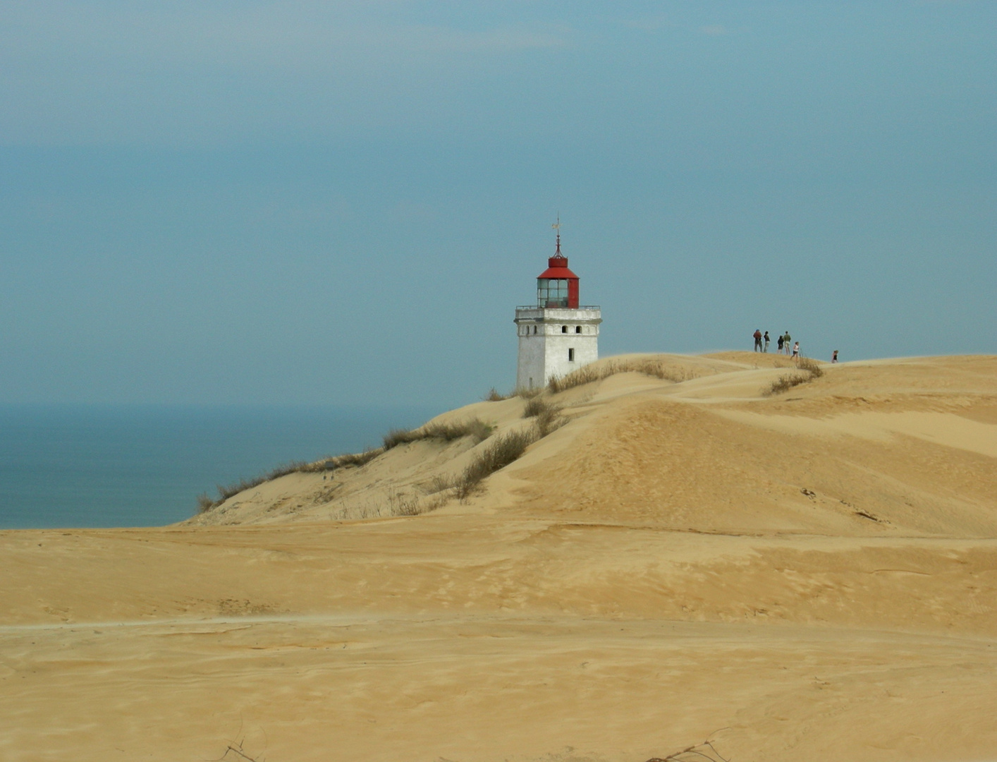 Der Leuchturm Rubjerg Knude Fyr steht noch immer; September 2011 .