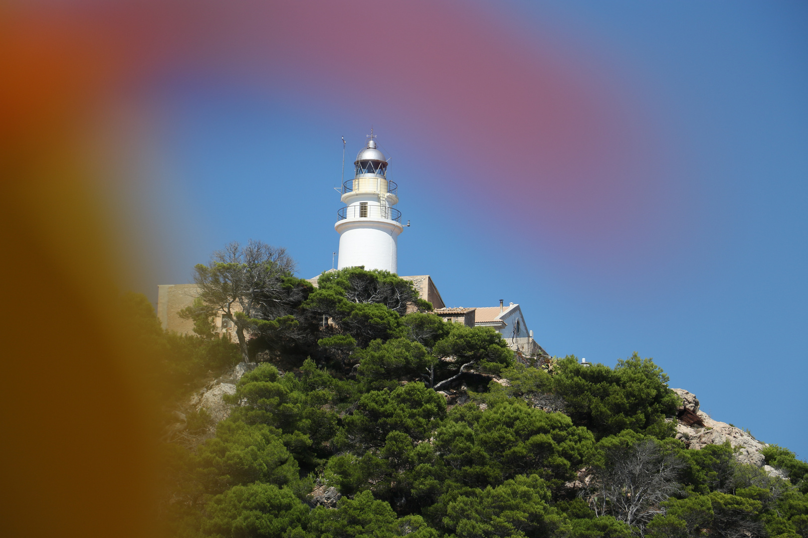 Der Leuchturm von Cala Ratjada vom Wasser aus