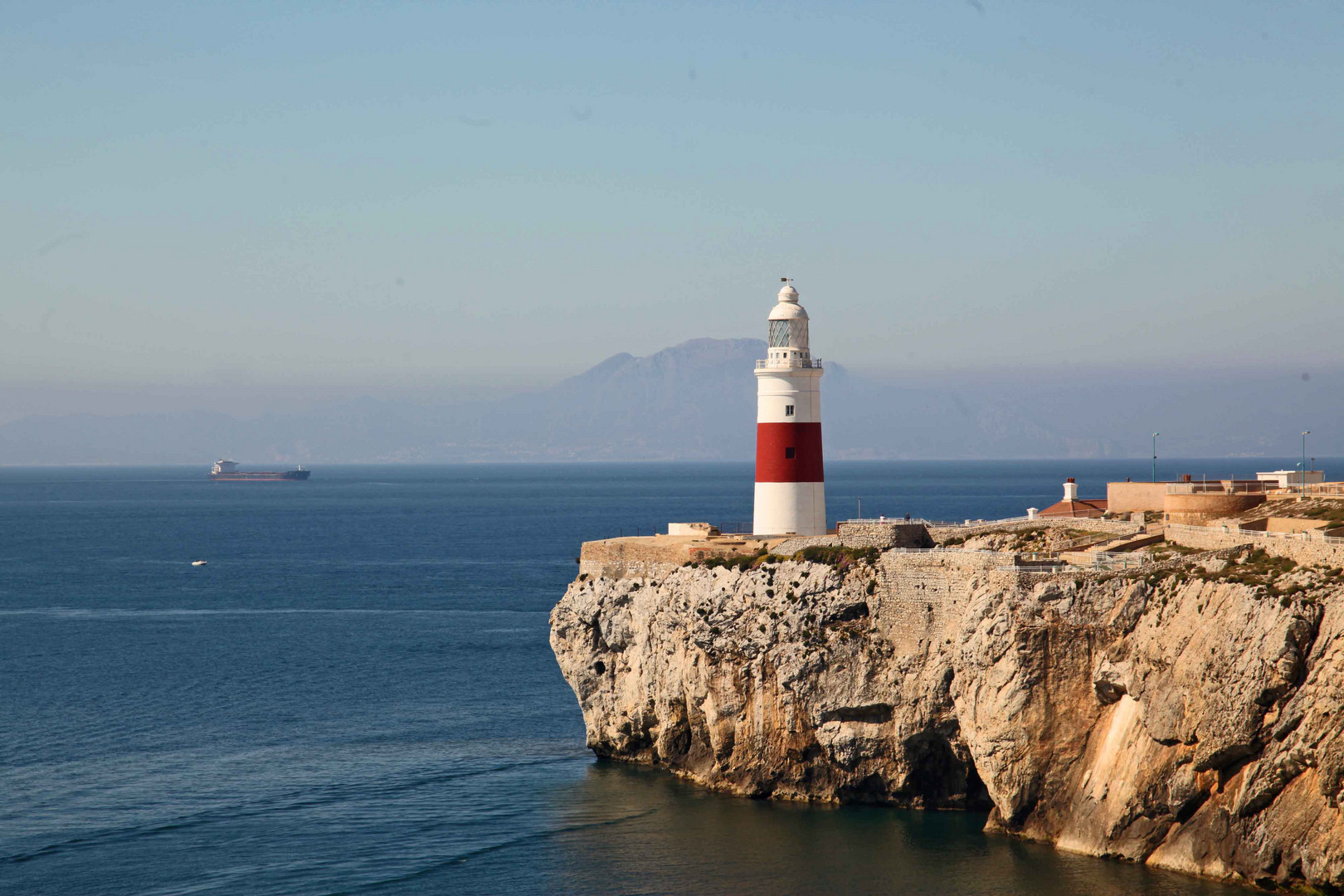 Der Leuchturm von Gibraltar im hintergrund die Berge von Marokko