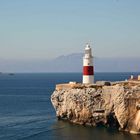 Der Leuchturm von Gibraltar im hintergrund die Berge von Marokko