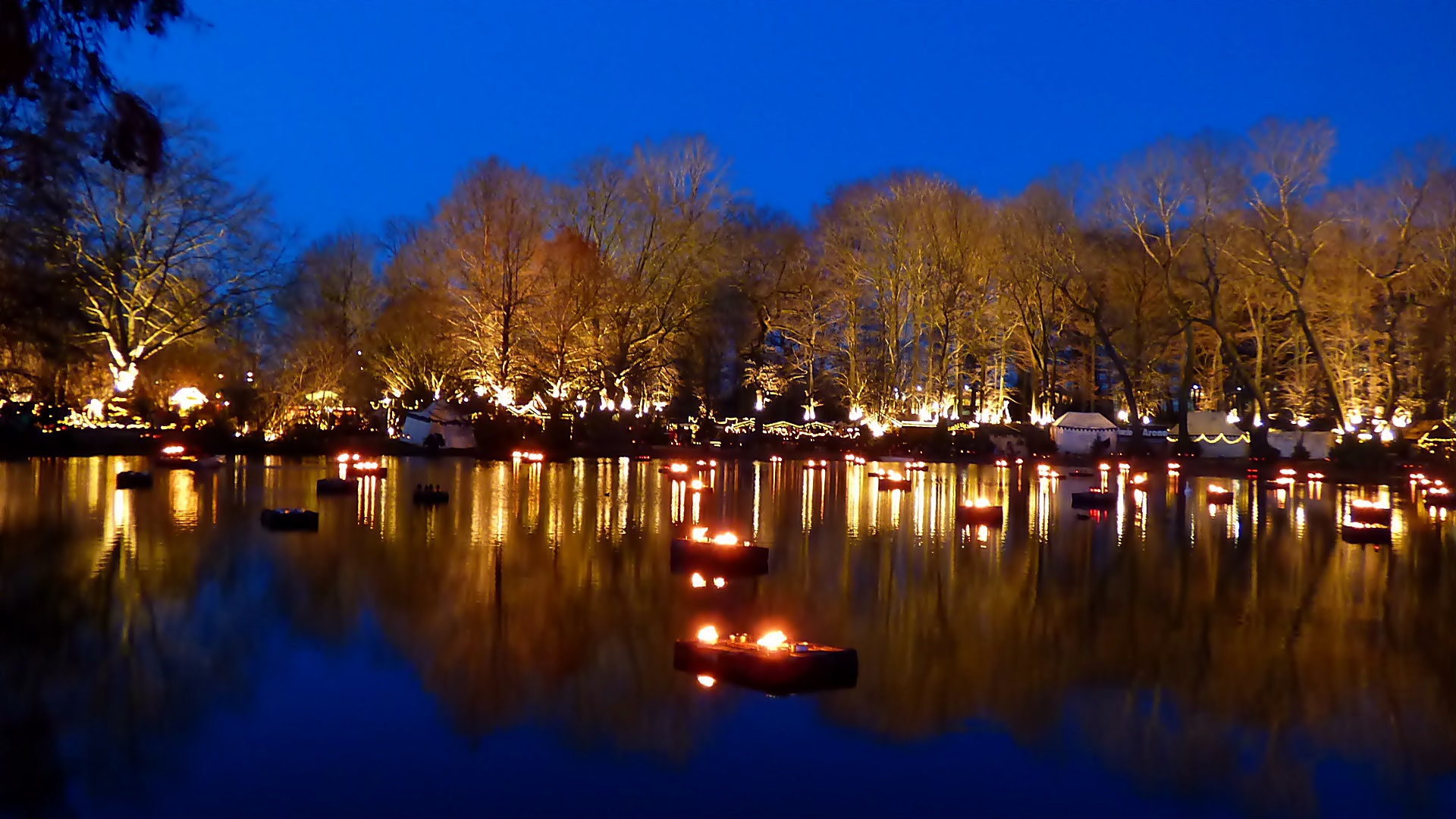 Der Lichter-Weihnachtsmarkt . . .