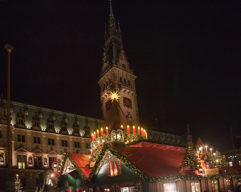 Der Lichterkranz vor dem Hamburger Rathaus