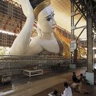 Der Liegende Buddha in der Kyaukhtatgyi-Pagode in Yangon