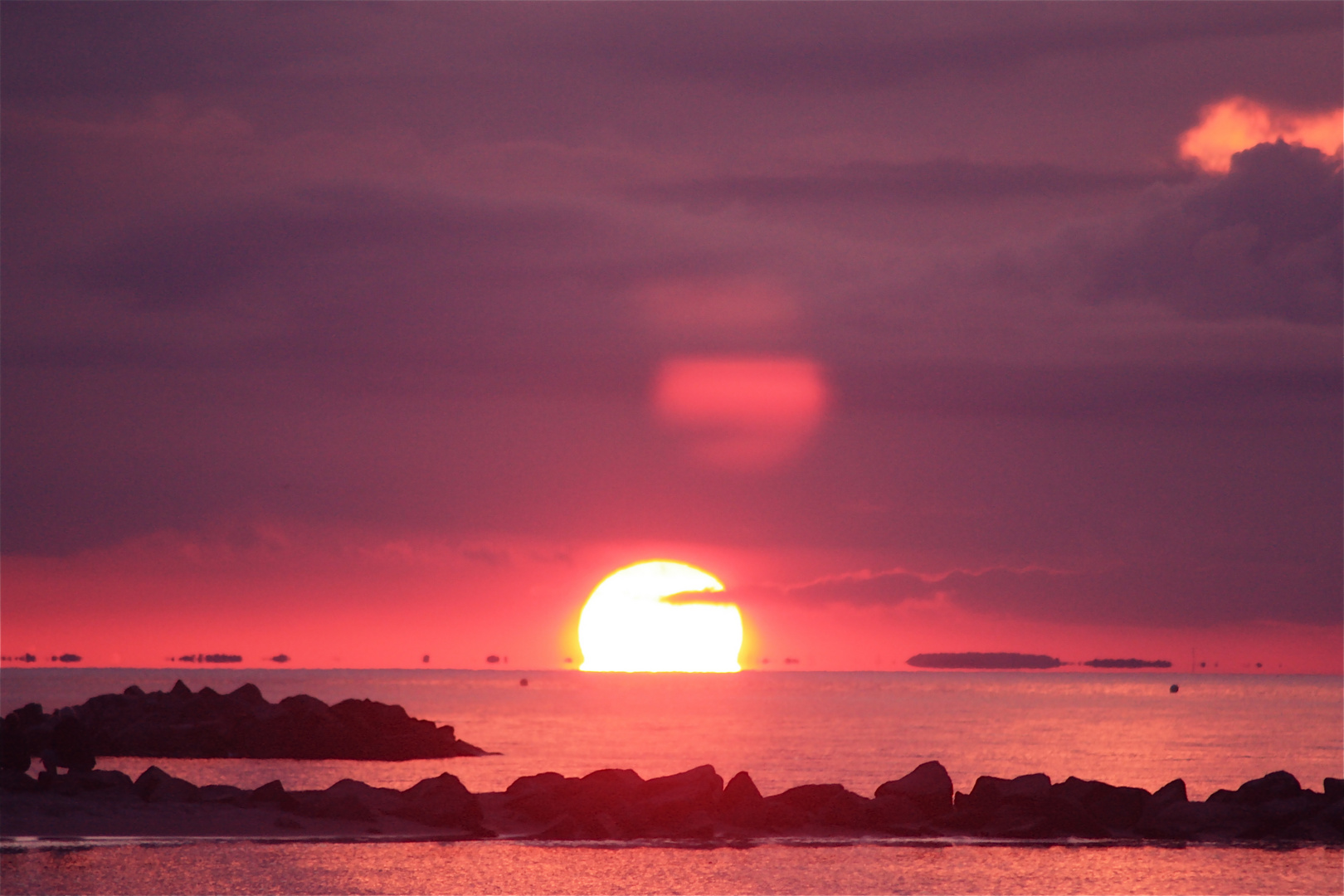 Der Lila Sonnenuntergang Foto Bild Sonnenuntergange Himmel Universum Landschaft Bilder Auf Fotocommunity