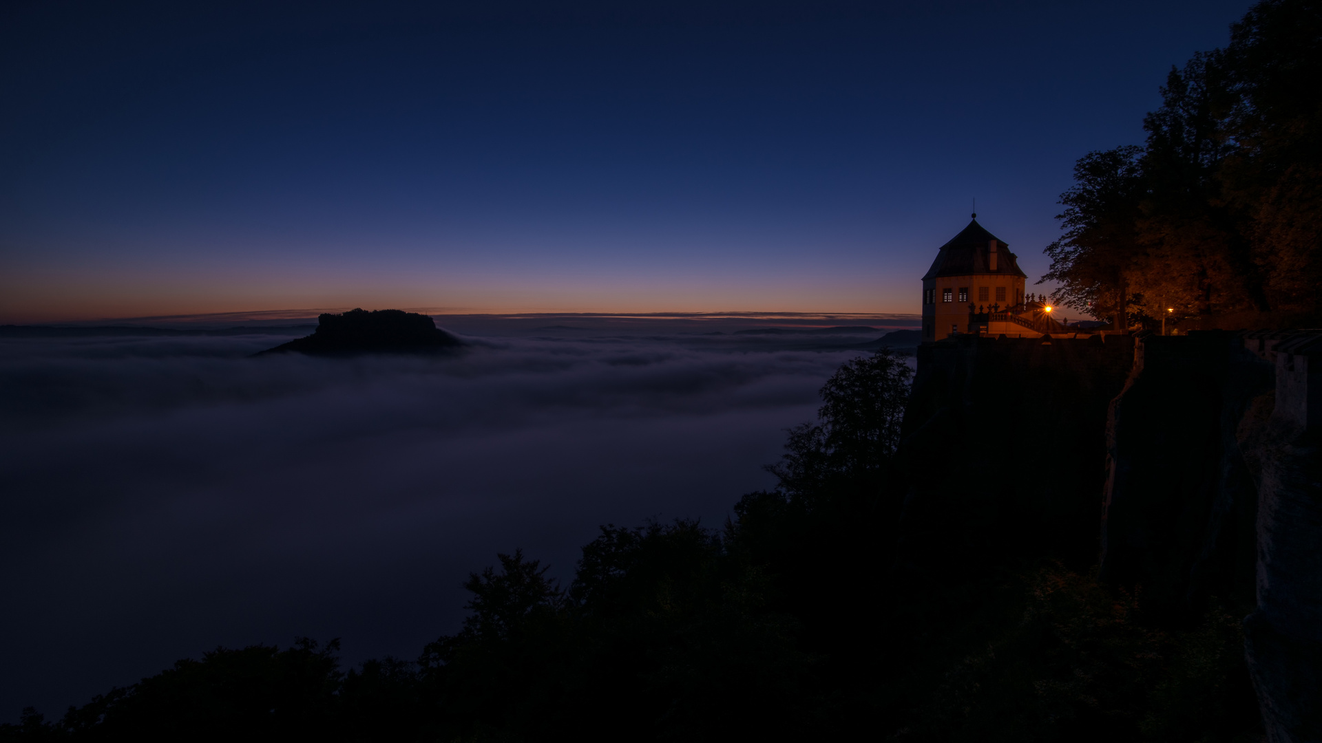 Der Lilienstein im Frühnebel ...