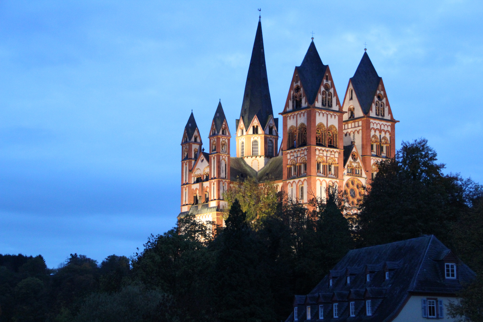 Der Limburger Dom in der Dämmerung