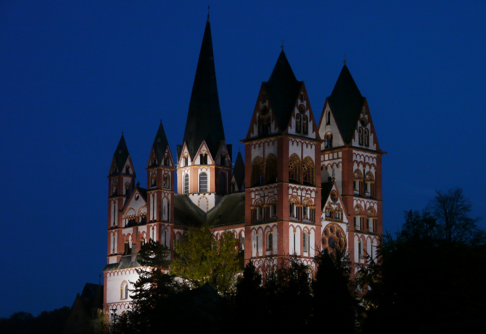 Der Limburger Dom in der späten Abenddämmerung