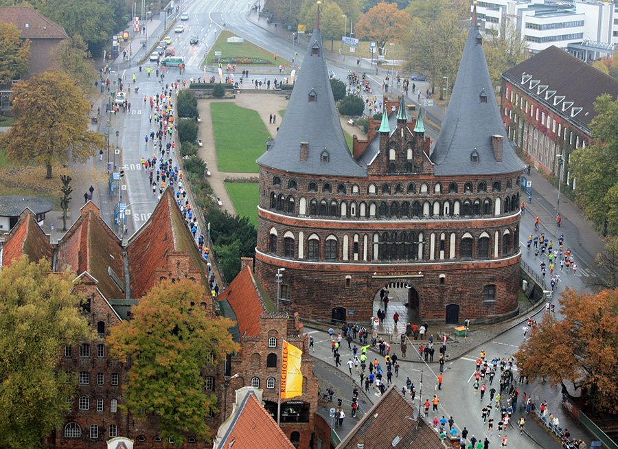 Der Lindwurm durch Lübeck.