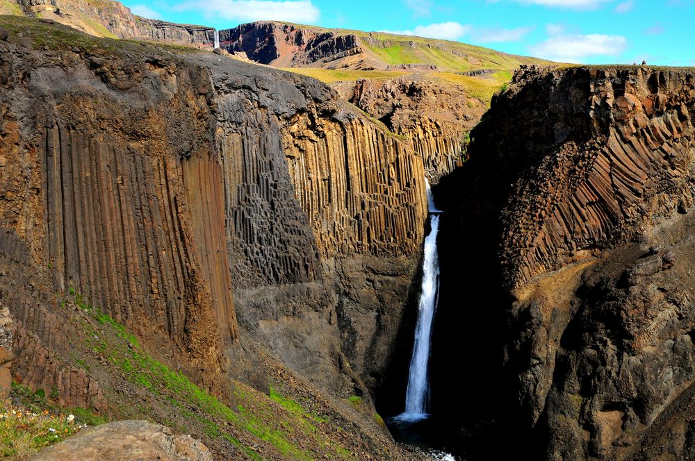 Der Litlanesfoss auf dem Anstieg zum Hengifoss in der Nähe von Egilsstaðir/ Ostfjorde