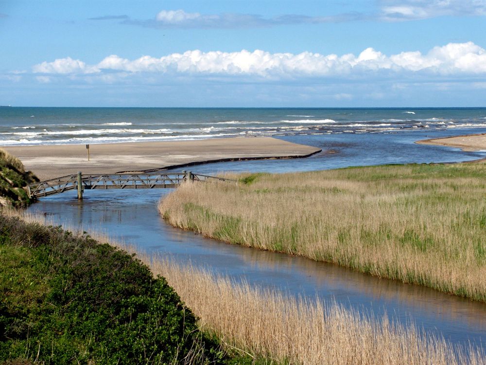 Der Liver Å fließt in Richtung Meer.Strand von Kærsgård