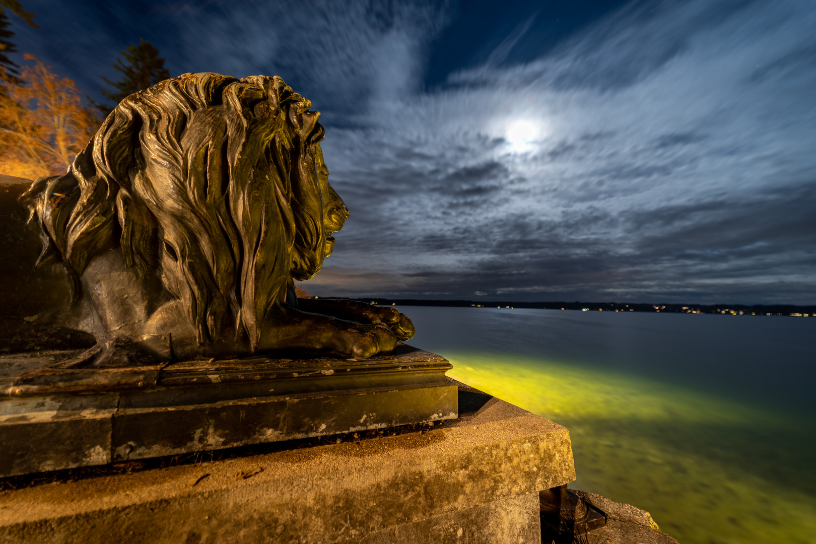 Der Löwe und der Vollmond