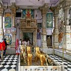 der Löwenbewachte Eingang zum Brajreshwar Devi Tempel in Kangra
