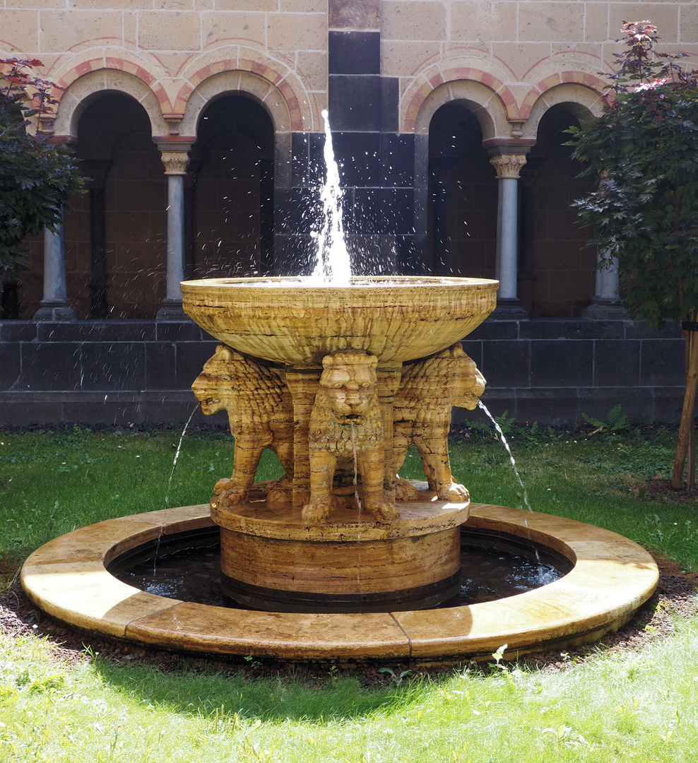 Der Löwenbrunnen der Abtei von Maria Laach ist auch schon ein wenig Dazumal...