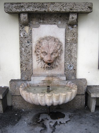 Der Löwenkopf-Brunnen ..