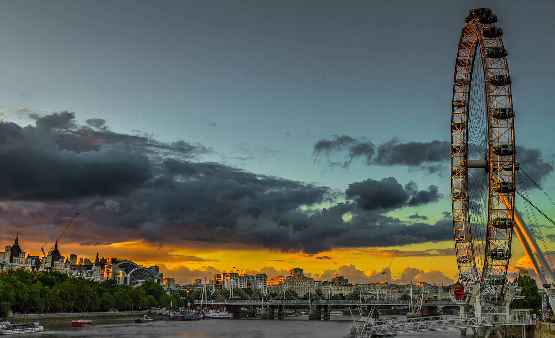 der Londoner Skyline bei Sonnenuntergang