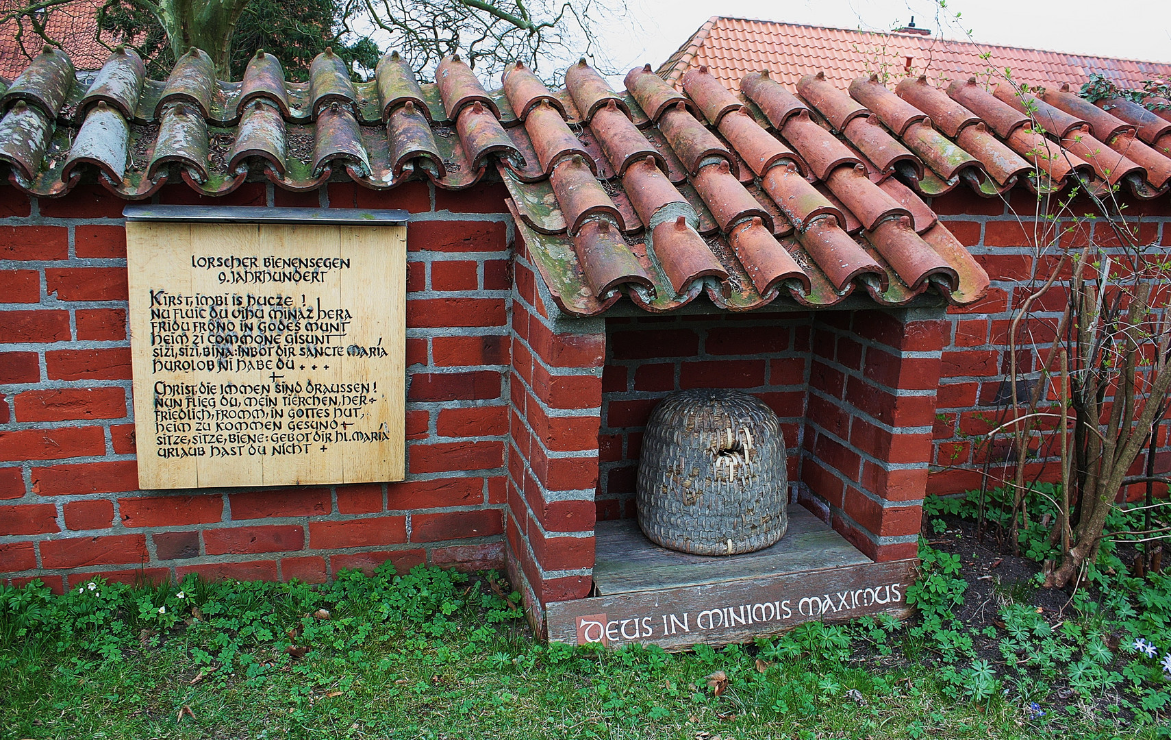 Der Lorscher Bienensegen beim Dom in Ratzeburg