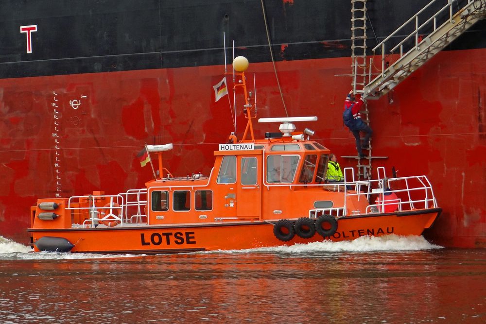 Der Lotse verlässt das Schiff