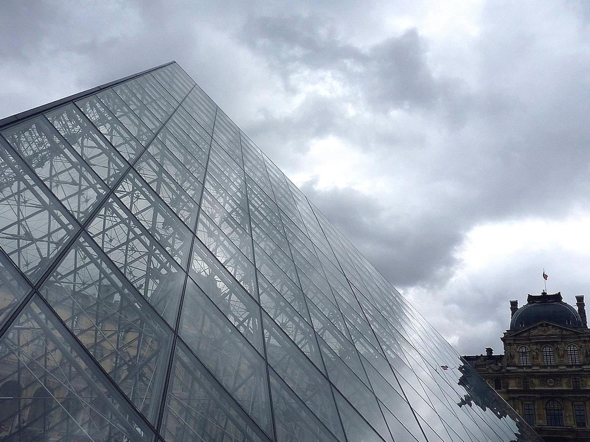 Der Louvre mit der Glaspyramide