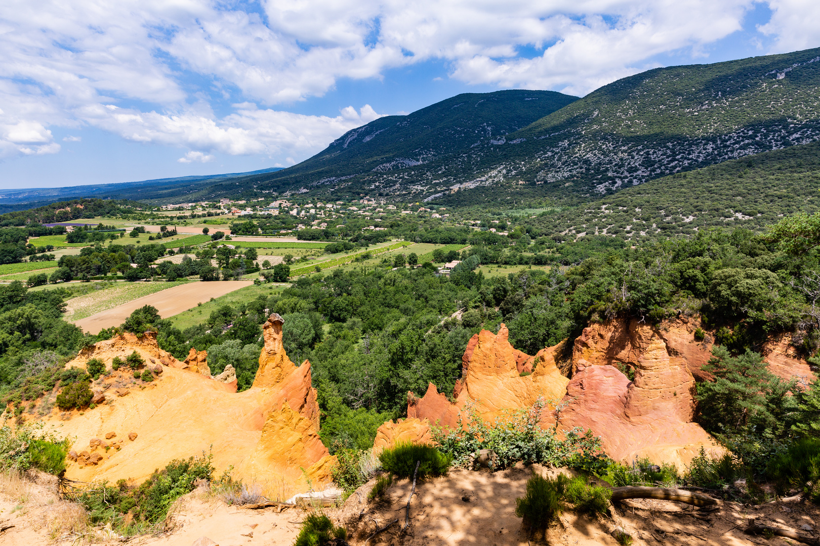 Der Luberon und die Ockerfelsen von Rustrel