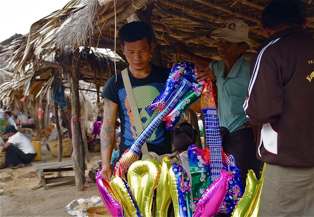 der luftgitarren-verkäufer, am landmarkt, burma 2011