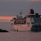 Der Luxusliner EMPRESS verlässt den Warnemünder Hafen