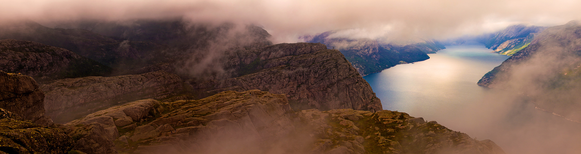 Der Lysefjord im Nebel