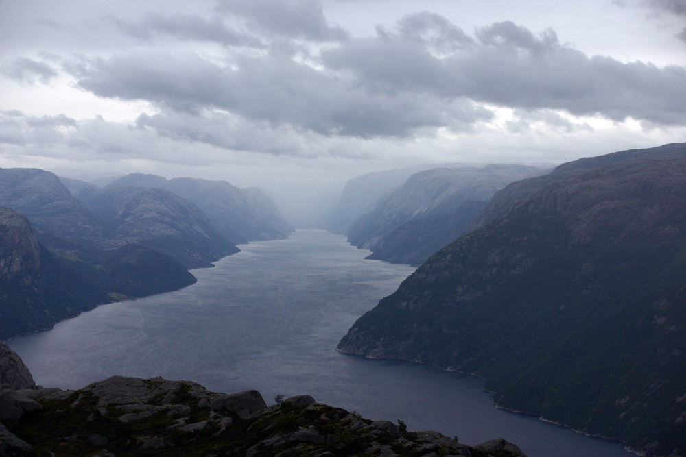 Der Lysefjord zu Füßen des Preikestolen