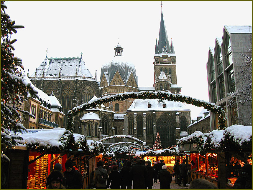 Der mächtige Aachener Dom.