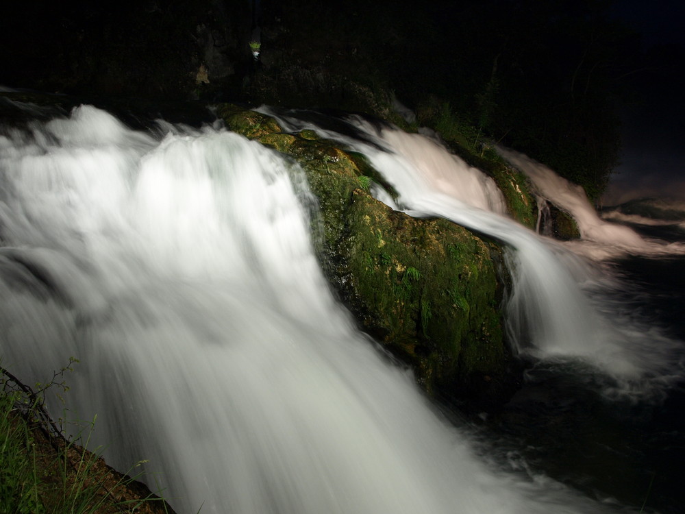 Der mächtige Rheinfall bei Nacht