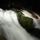 Der mächtige Rheinfall bei Nacht