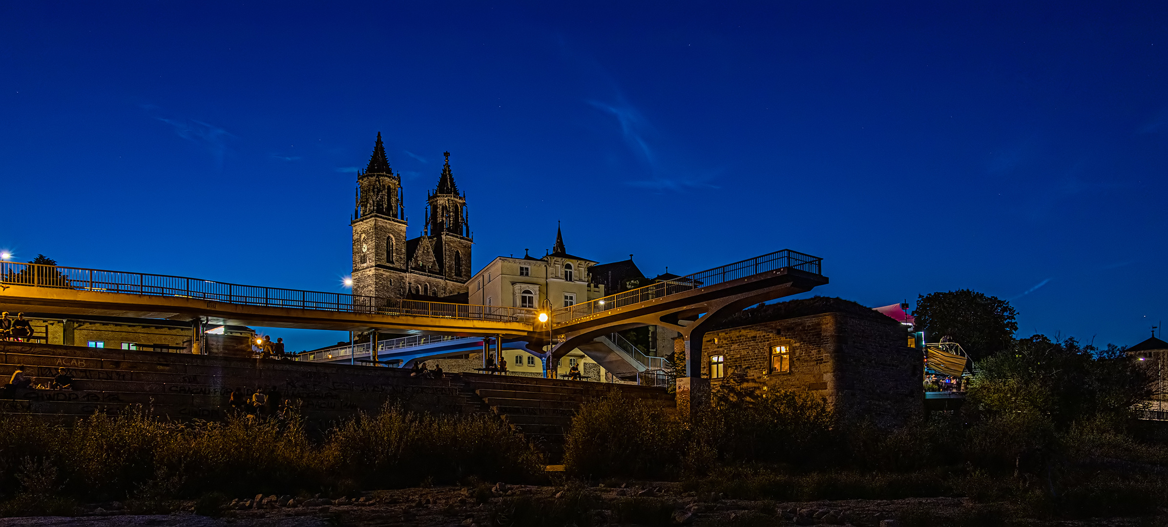 Der Magdeburger Dom aus dem Flußbett der Elbe fotografiert...