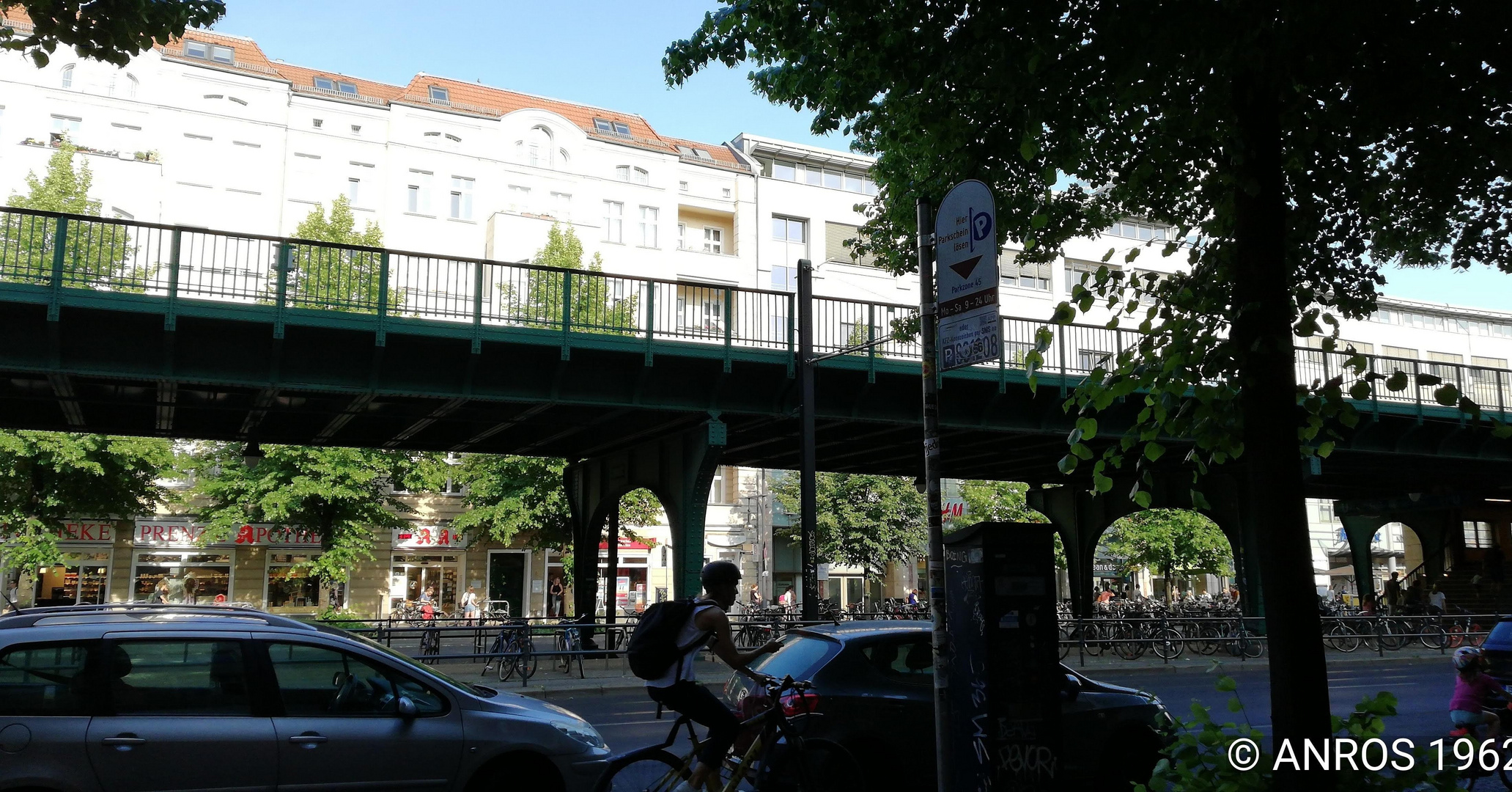 Der Magistratsschirm in der Schönhauser Allee in Berlin