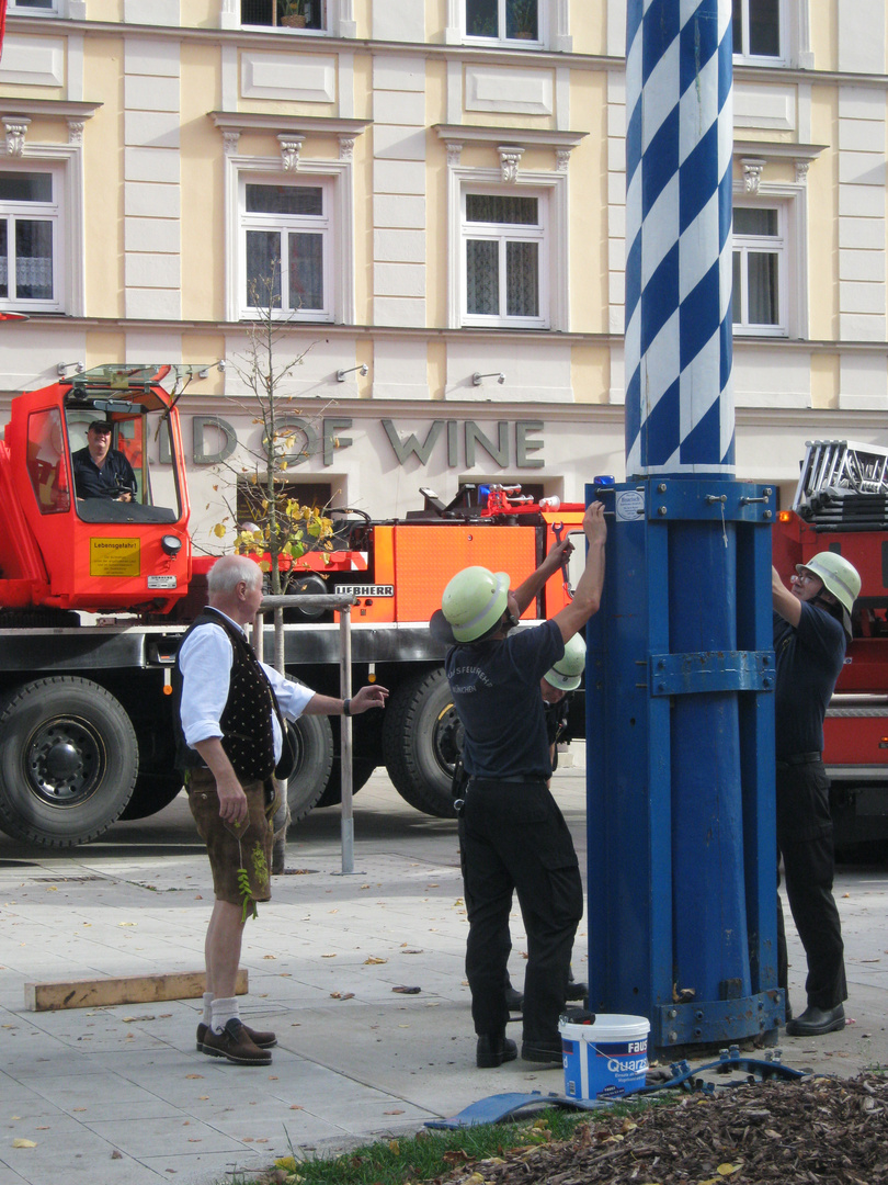 Der Maibaum muss weg.