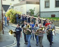 Der Maibaum wird mit Blasmusik eingeholt