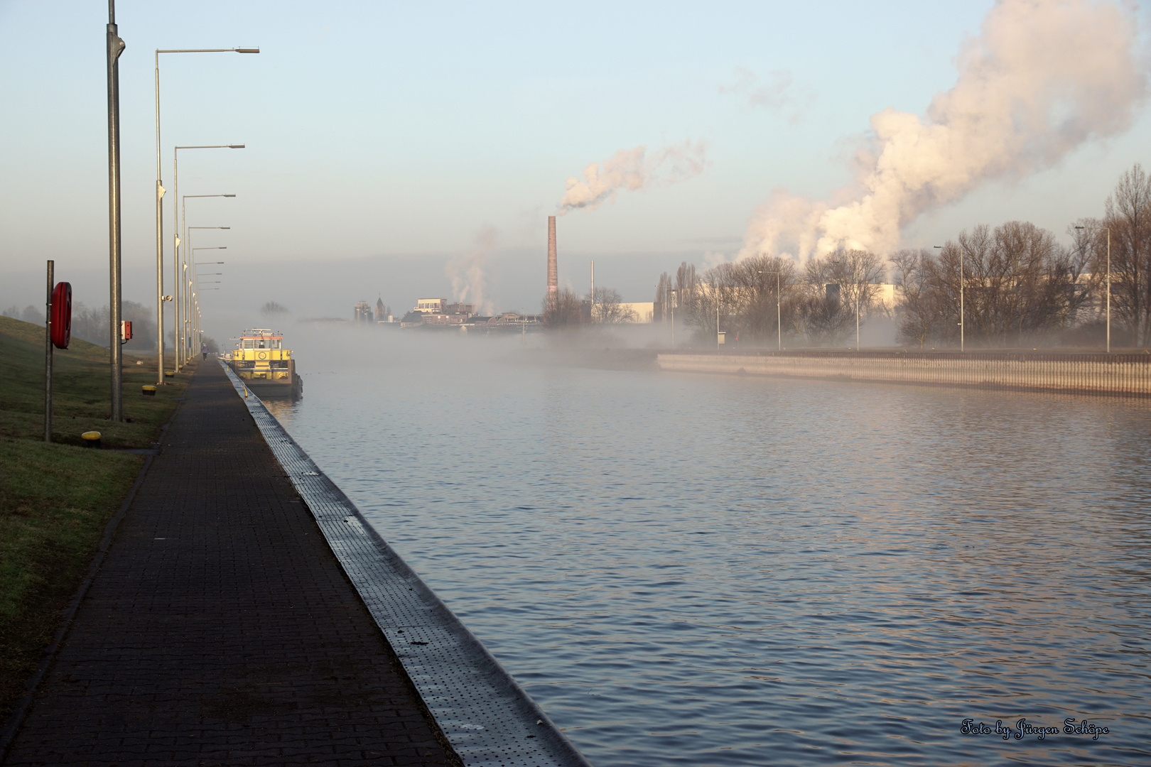 Der Main bei Gustavsburg Schleuse