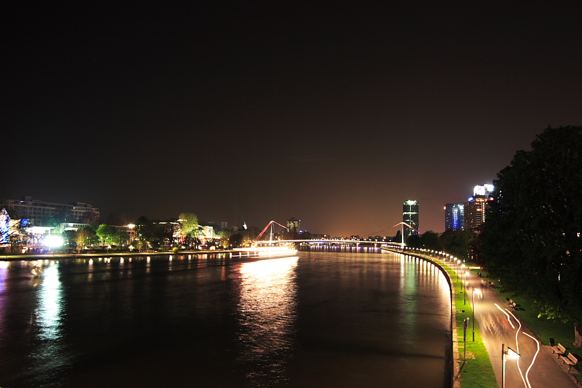 Der Main in Frankfurt mit Blick Richtung Westen