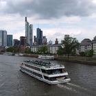 Der Main mit Schiff und Frankfurt