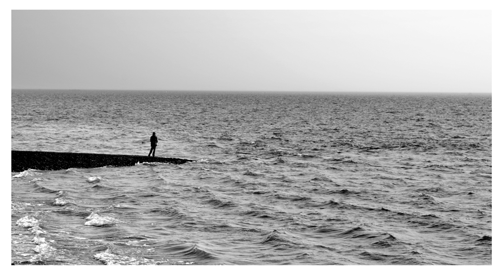 Der Mann allein am Meer