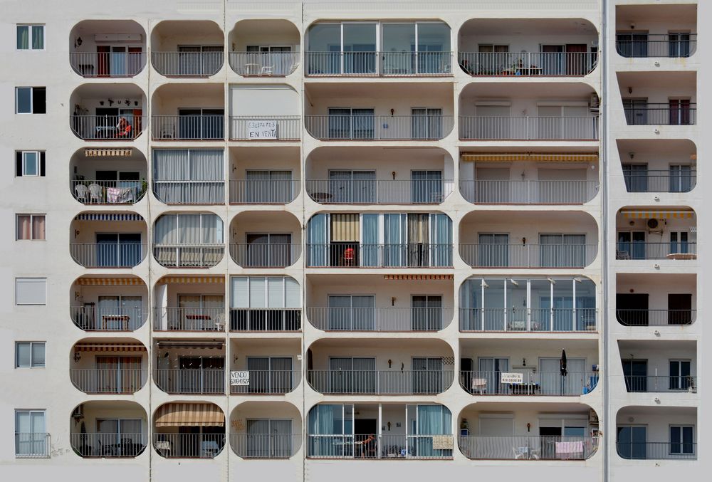 der Mann auf dem Balkon