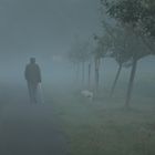 Der Mann, der Hund und der Nebel