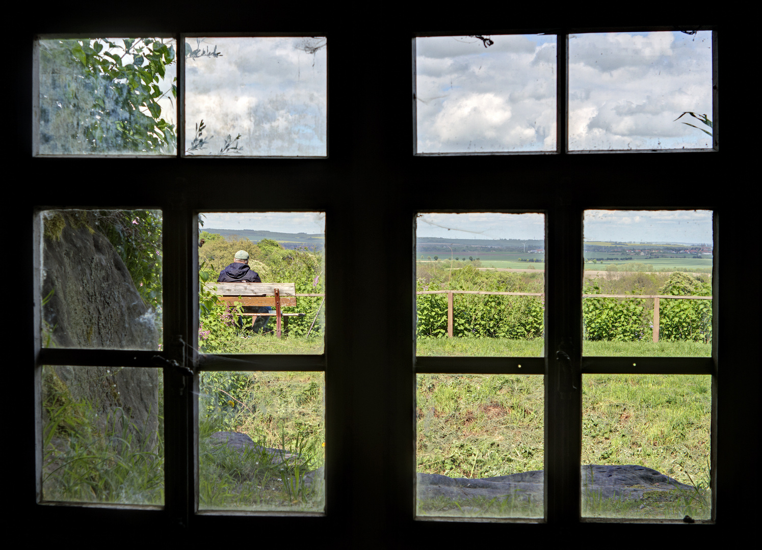Der Mann Hinter Dem Fenster Foto Bild Architektur Fenster Turen Architektonische Details Bilder Auf Fotocommunity