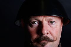 Der Mann mit dem Blechhelm