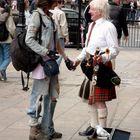 Der Mann mit dem Dudelsack und das Mädchen - in London