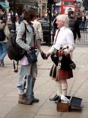 Der Mann mit dem Dudelsack und das Mädchen - in London