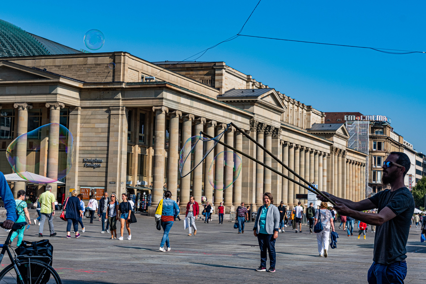 Der Mann mit den Seifenblasen auf dem Schlossplatz in Stuttgart